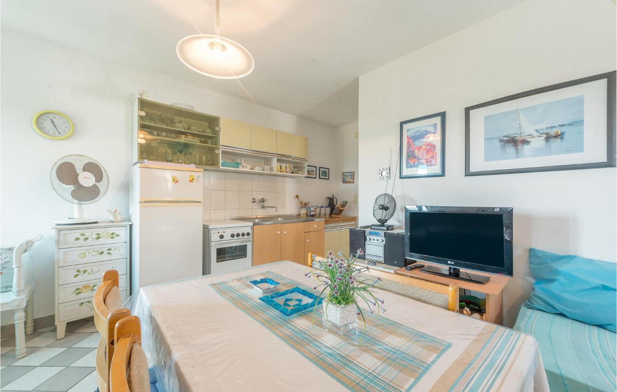 1 Bedroom Lovely Apartment In Tribunj Tribalj 外观 照片