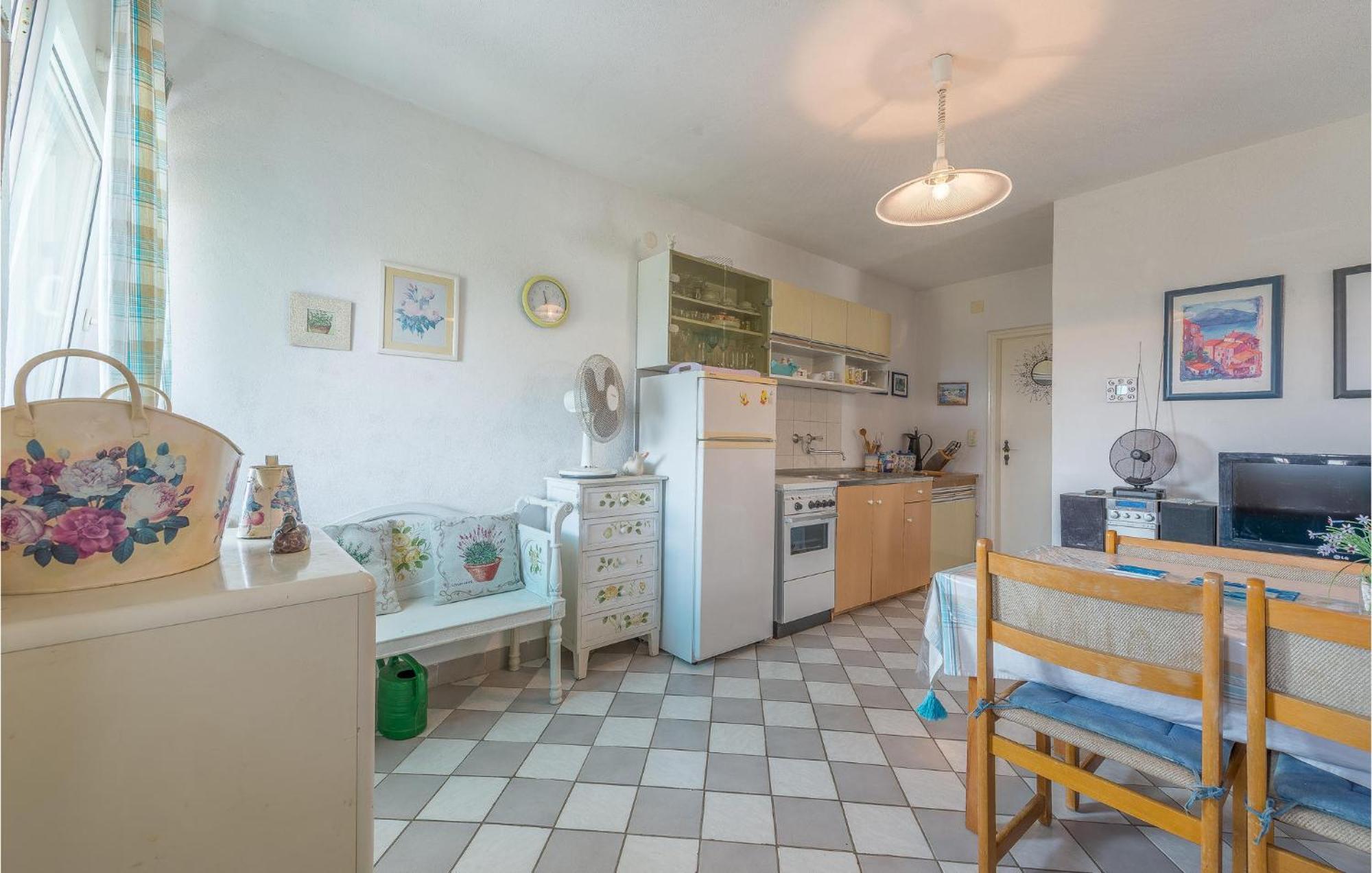 1 Bedroom Lovely Apartment In Tribunj Tribalj 外观 照片